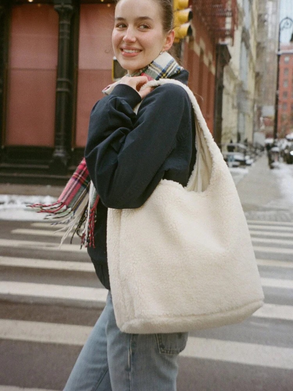 Brandy Melville Cream Faux Sherpa Shoulder Bag with Matching Pouch - Picture 2 of 4